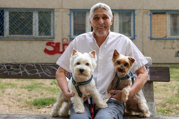 A nehézségek ellenére jókedvű, két kutyájával gyakran lejár az óbudai Duna-partra (Fotó: Szabó Miklós)