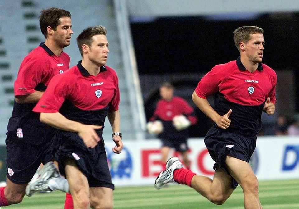 Jamie Redknapp (hátul) és Nick Barmby Michael Owennel a Liverpool edzésén 2001-ben (Fotó: AFP)