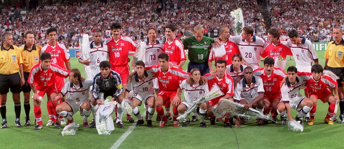 Az 1998-as franciaországi vb-n is egy csoportban szerepelt a két válogatott, és a meccs előtt az irániak fehér rózsával lepték meg az amerikaiakat a megbékélés jegyében (Fotó: Getty Images)