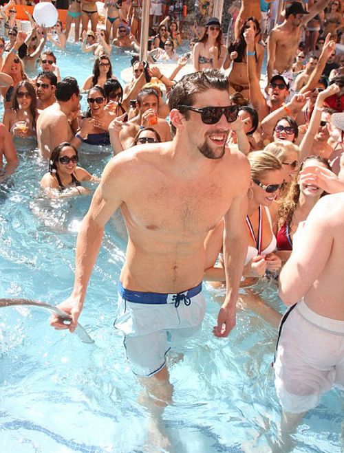 Michael Phelps iparkodik (forrás: dailymail.uk)