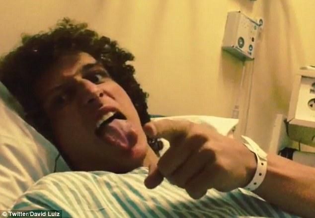 David Luiz a kórházi ágyon (forrás: Daily Mail)