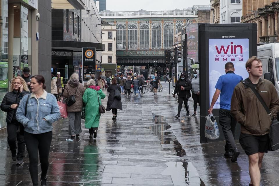 A pocsék időjárás ellenére is nyüzsgő város benyomását kelti Glasgow (Fotó: Szabó Miklós)