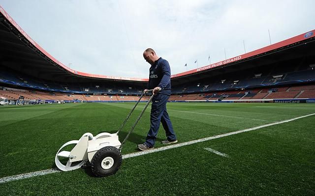 Szigorúan ellenőrzött vonalak – az utolsó simításokat végzik a párizsi Parc des Princes gyepén