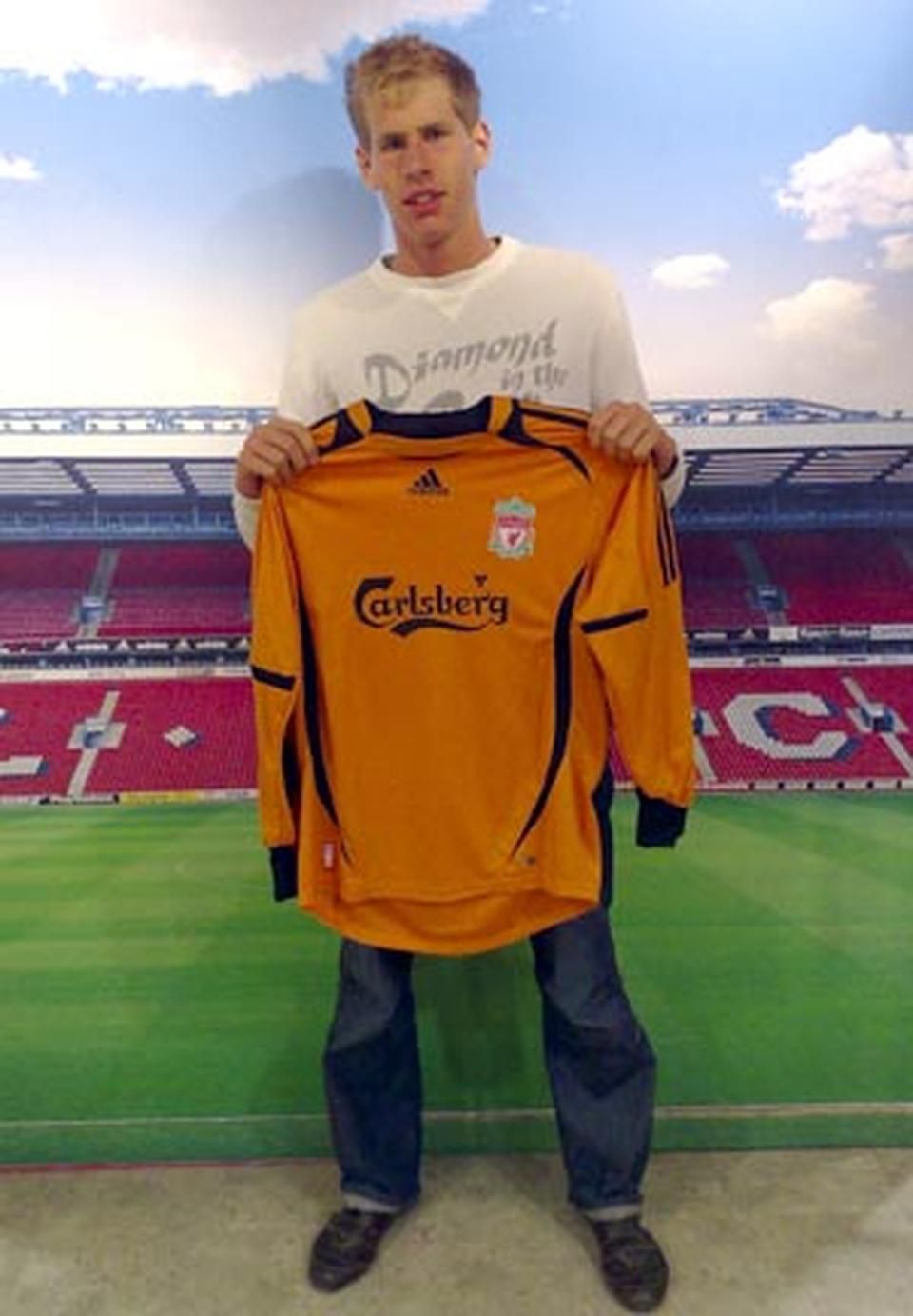 Gulácsi Péter 17 évesen a Liverpool mezével (Fotó: Liverpool FC/NS Archív)
