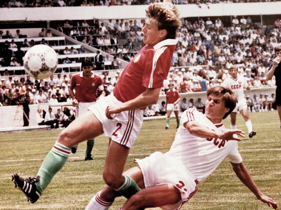 Sallai Sándort Rácz László (jobbra) szereli az 1986-os vb-n, 6–0-ra kikaptunk