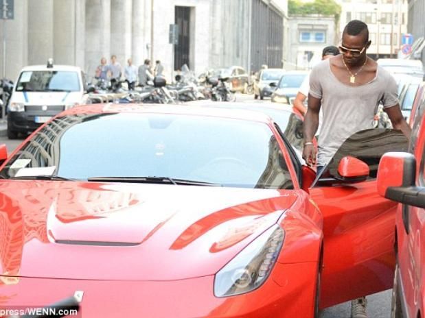 Mario Balotelli és a Ferrari Berlinetta (forrás: trrsf.com)