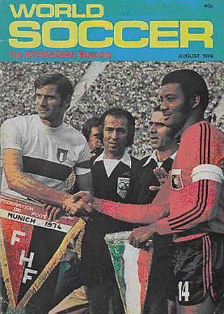 Történelmi kapitányi kézfogás a World Soccer címlapján: 
az olasz Giacinto Facchetti és a haiti Wilner Nazaire