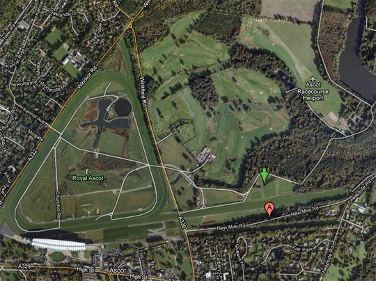 Az Ascot United pályáját a zöld nyíl jelzi – körülötte a lóversenypálya