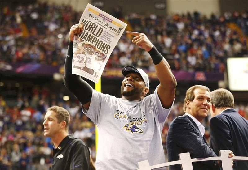 Ray Lewis ünnepel, a háttérben a győztes Ravens edzője, John Harbaugh (Fotó: Action Images)