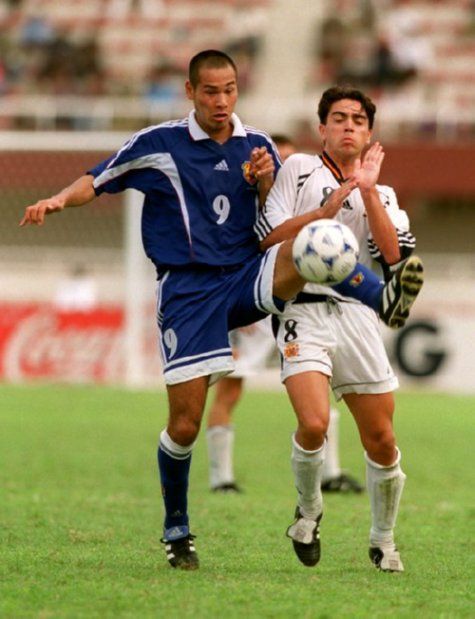 Még szintén az 1999. áprilisi U20-as vb-n Takahara Naohirával küzd (Fotó: whoateallthepies.tv)