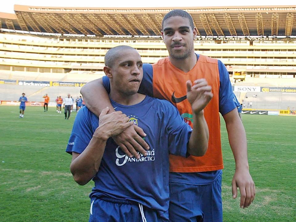 Interes brazilok egymás között: R. Carlos (balra) és Adriano