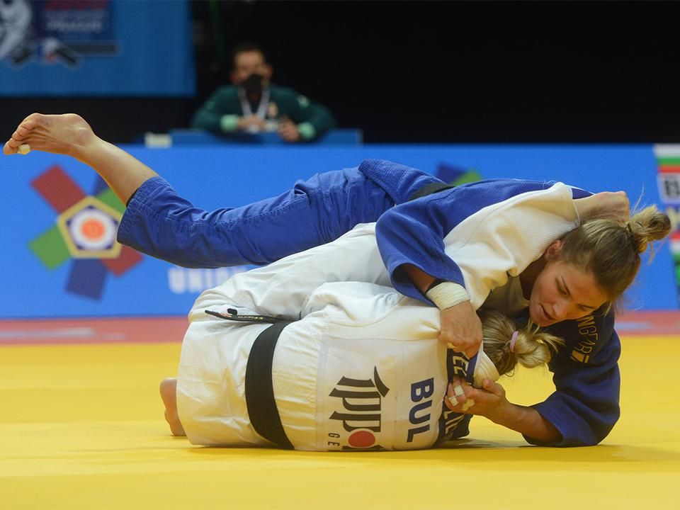 Karakas Hedvig (kékben) Ivelina Ilievát győzte le az elődöntőben (Fotó: AFP)