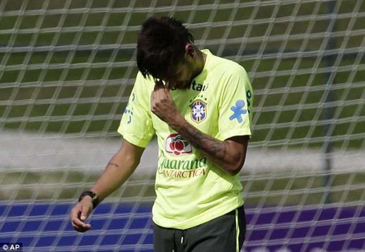 Neymar sírt (Forrás: yahoo.com)