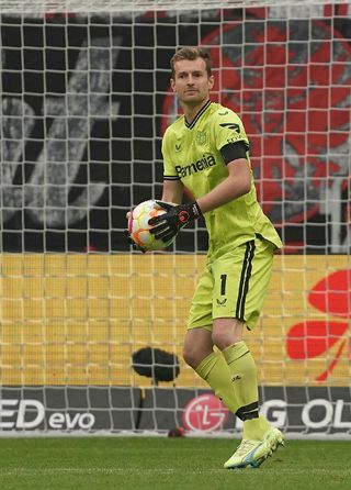Lukás Hrádecky védi a Bayer Leverkusen kapuját –
a finn válogatott labdarúgó magabiztosságot sugároz
