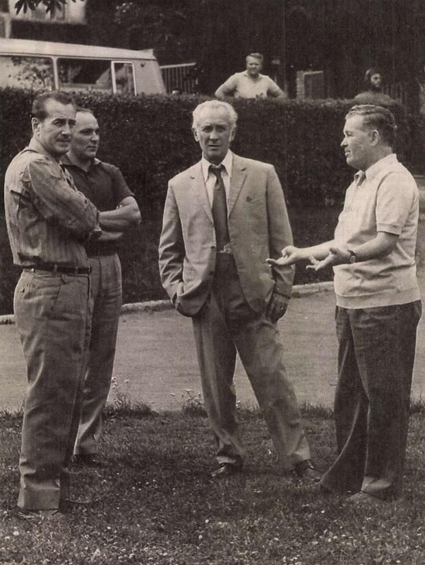 1975: Nádori László már egyetemi tanárként két híres edző, Bozsik József (balra) és Lakat Károly között