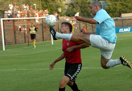 Gyánó Szabolcs (pirosban) egyszer talált be, a Pécs simán nyert (Fotó: Laufer Péter, archív)