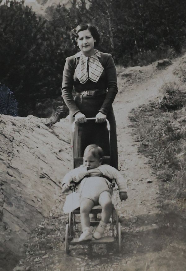 A kis Ricardo édesanyjával egy franciaországi ösvényen