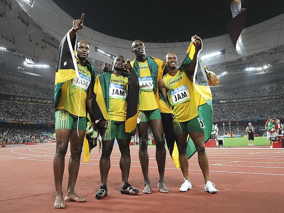 A  2008-as pekingi olimpia 4x100 méteres váltófutásának döntője után Asafa  Powell (balról), Nesta Carter, Usain Bolt és Michael Frater ünnepli a  37.10 másodperces világcsúccsal elért győzelmet – később Nesta Carter  doppingvétsége miatt megfosztották őket az aranytól (Fotó: AFP)