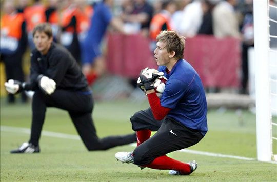 Kuszczak Van der Sart bírálja (Fotó: Action Images, archív)