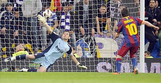 Messi itt éppen büntetőből veszi be Casillas hálóját 2011 áprilisában (Fotó: Action Images – archív)