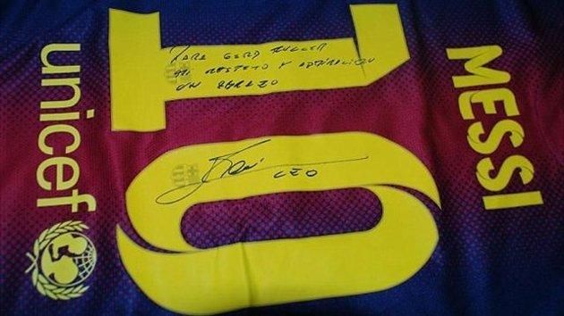 Messi aláírt mezt küldött Müllernek (Fotó: Eurosport)