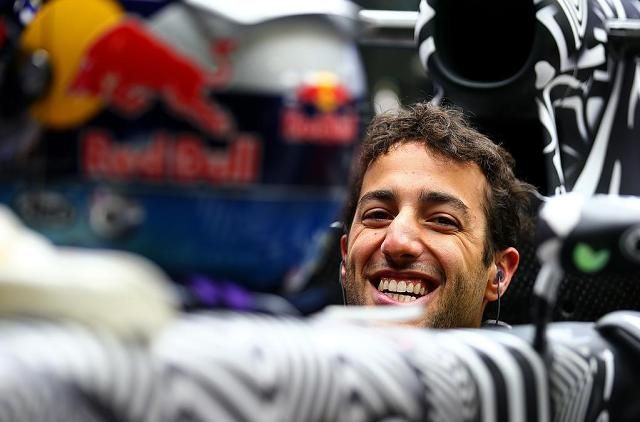 Daniel Ricciardo készen áll a körözésre a fekete-fehér Red Bull-lal