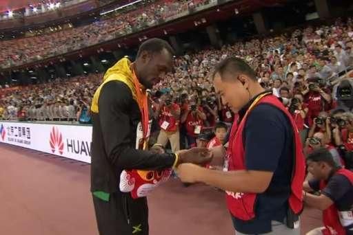 Karkötővel engesztelte ki Usain Boltot a gázoló (Fotó: BBC)