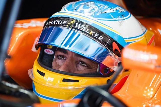 Alonso boldogan beszélt az időmérő után (fotó: AFP)