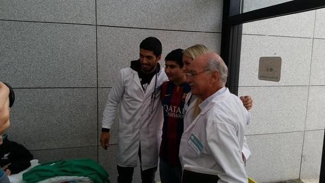 Suárez személyesen vitte el mezét a rákbeteg fiúnak (Forrás: twitter.com/NeyCastillo9)