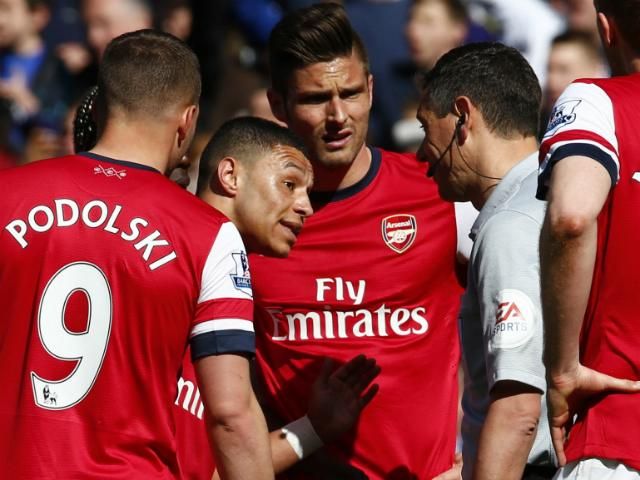 A pályán még nem voltak olyan boldogok Podolskiék... (Fotó: Reuters)