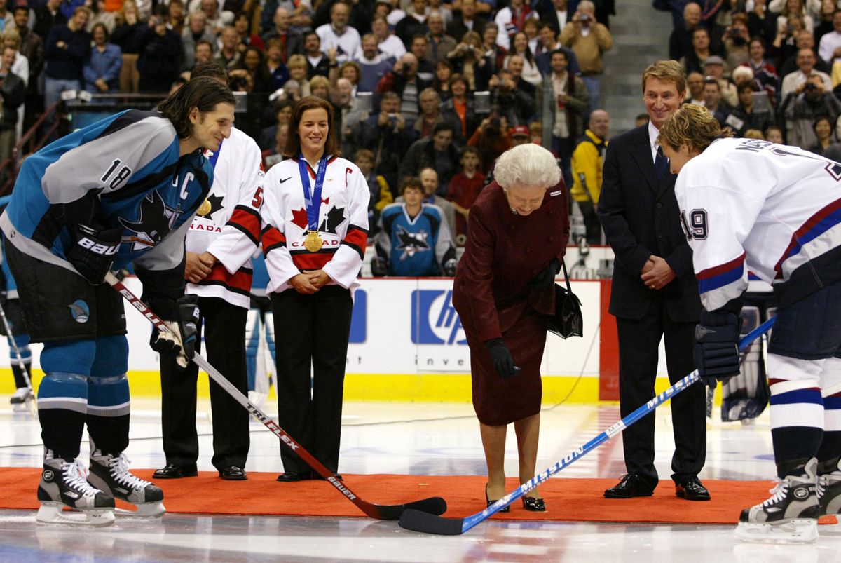 II. Erzsébet bedobja a korongot a Canucks–Sharks meccsen 2002-ben, tőle balra, kissé takarva Wayne Gretzky (Fotó: AFP)