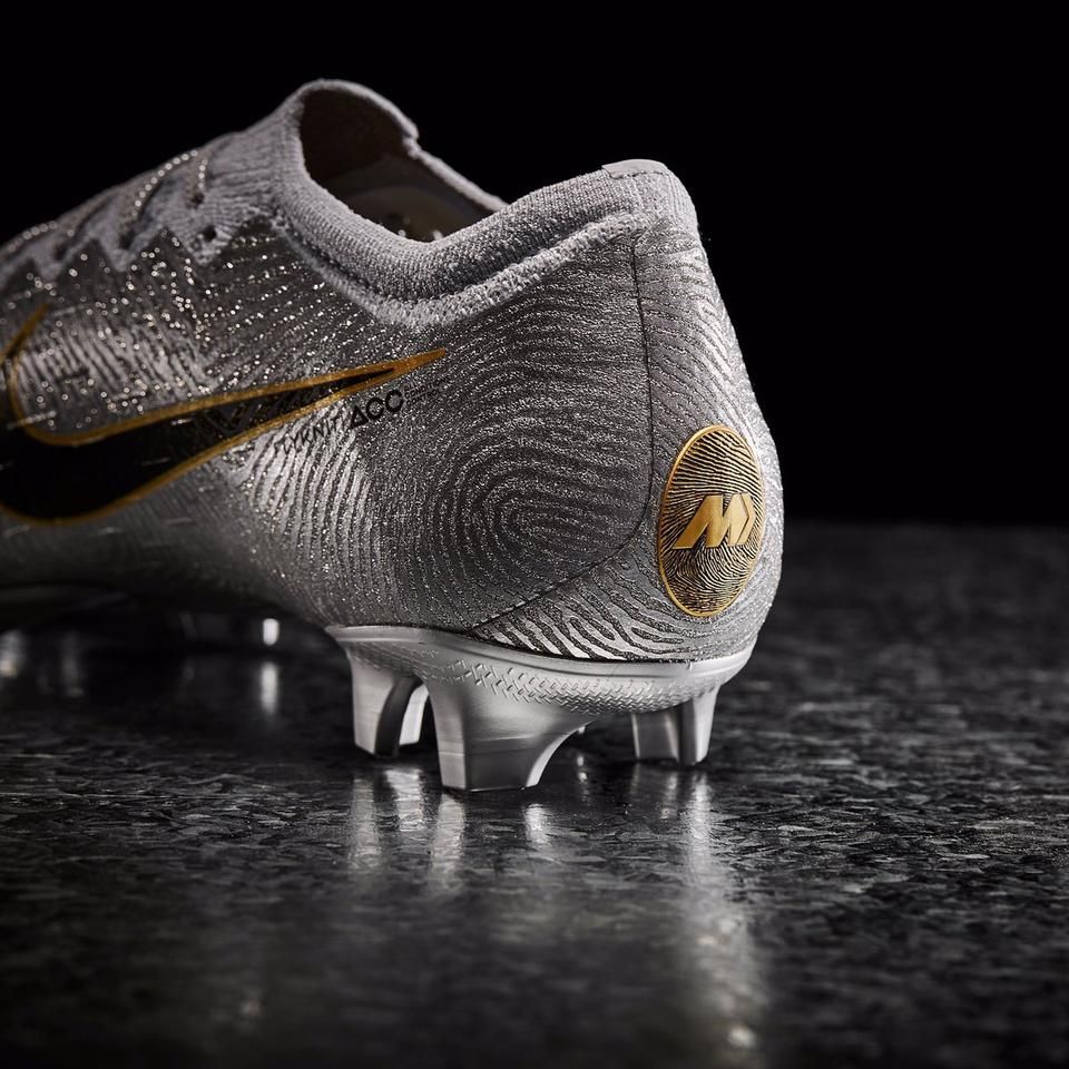 Különleges cipőt kapott a Nike-tól az Aranylabdáért Modric (Fotó: footyheadlines.com)