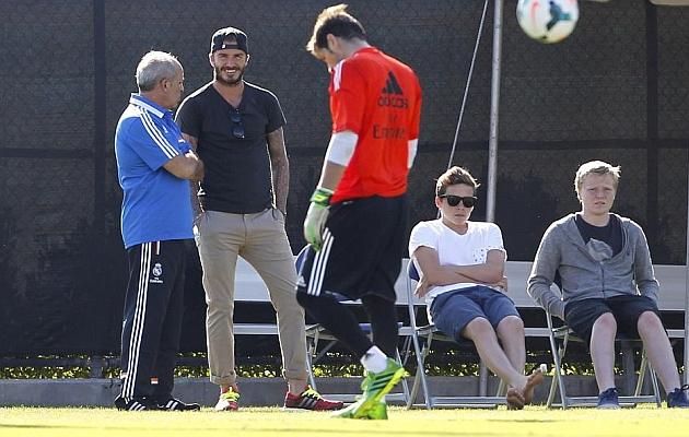 Míg Beckham Casillasszal és az egyik edzővel beszélgetett, két fia türelmesen várt rá
