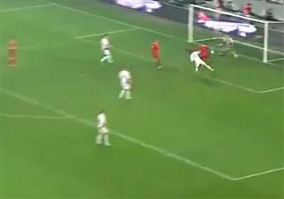 Burak Yilmaz „mögékerülése”, török gól