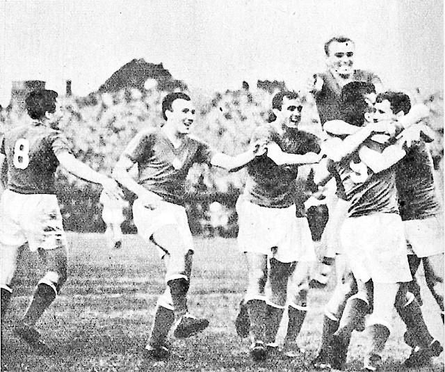 Mindenki a nyakában, Csehszlovákia ellen (2:2) is lőtt gólt Prágában 1963 nyarán (Fotó: Képes Sport)