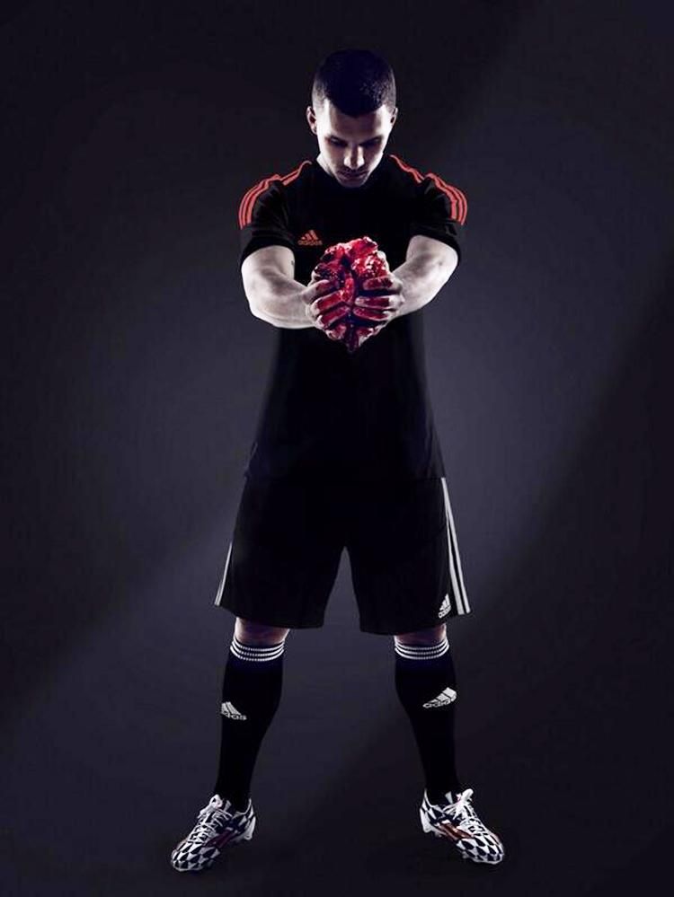 Podolski a reklámban szívvel a kezében (forrás: Adidas)