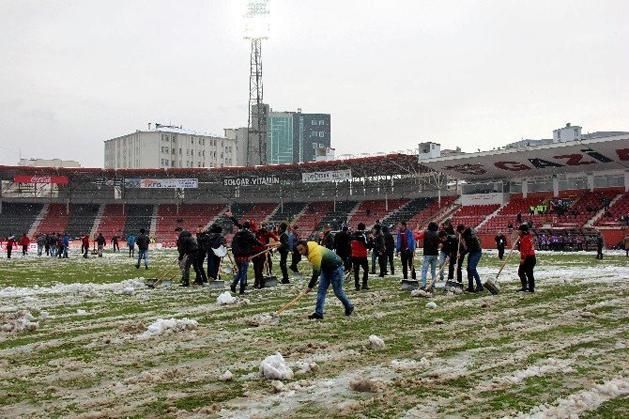 A játéktér olyan volt, amilyen, de legalább meg tudták rendezni a meccset (Fotó: Istanbul Haber)