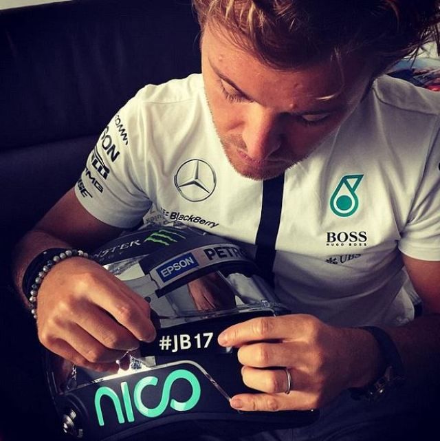 Nico Rosberg a sisakjára ragasztott egy emlékezést szimbolizáló matricát (Forrás: Instagram)