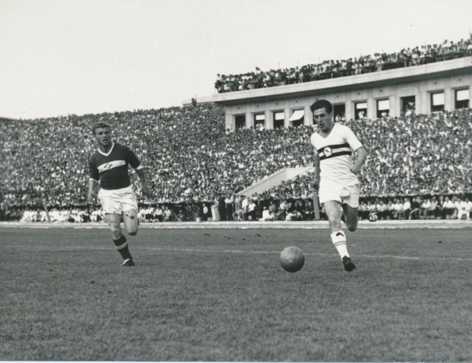 Czibor Honvéd-meccsen vezeti a labdát a Szpartak Moszkva elleni Népstadiont felavató mérkőzésen, 1953-ban