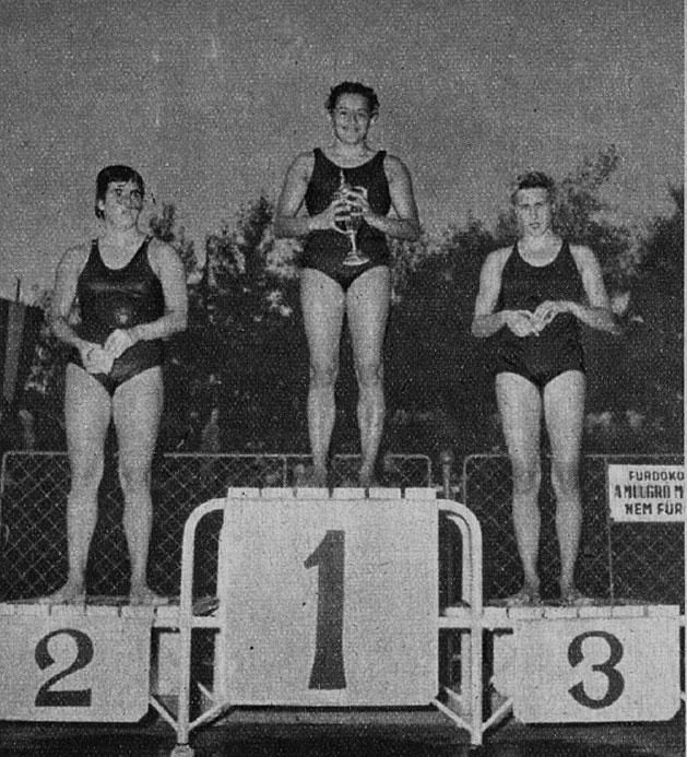 Gyenge Valéria a dobogó tetején – 1951-ig egyéni számban nem nyert magyar bajnokságot, a berlini főiskolás vb-n aztán aranyérmes lett 400 gyorson, majd a helsinki olimpián is