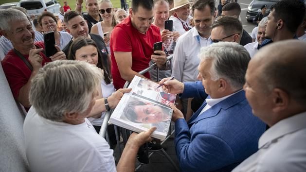 Orbán Viktort nagy örömmel fogadták az erdélyi magyarok (Fotó: Miniszterelnökség)