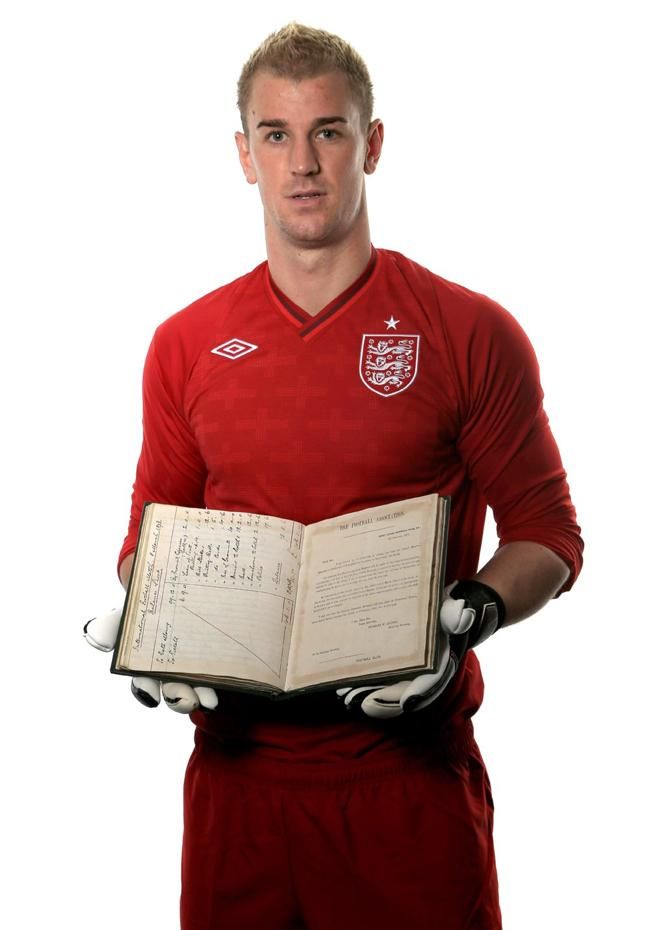 Joe Hart és az egymilliós könyv (Fotók: The FA)