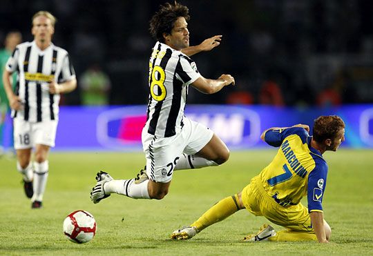 Diego (balra) első bajnokiján gólpasszt adott a Juve színeiben, és csapata vezére volt a Chievo ellen (Fotó:Reuters)