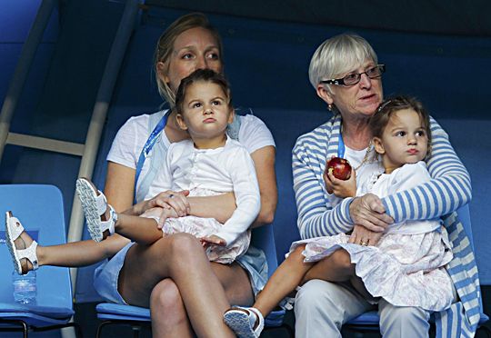 Tiszta apjuk: Federernek a helyszínen szurkoltak ikerlányai