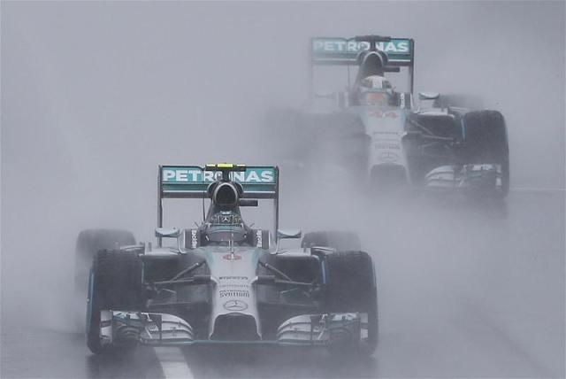 A két Mercedes uralja a versenyt