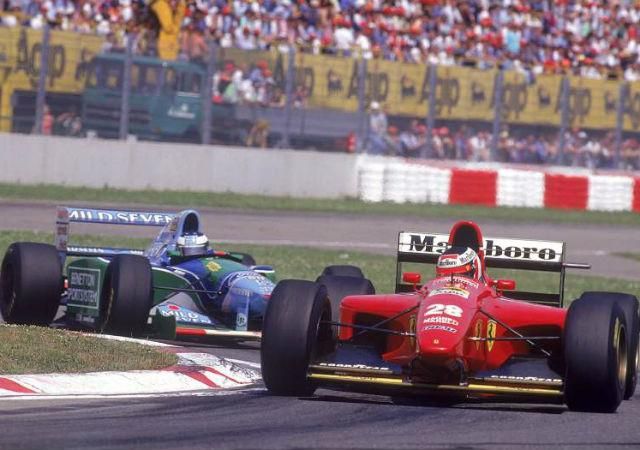 1994, San Marino – Schumacher Gerhard Berger Ferrarija mögött akciózik (Fotó: Action Images)