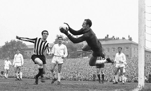 1969: idegenben a Newcastle elleni VVK-döntőben; Szentmihályi Antal véd, Káposzta Benő (középen) beavatkozásra kész