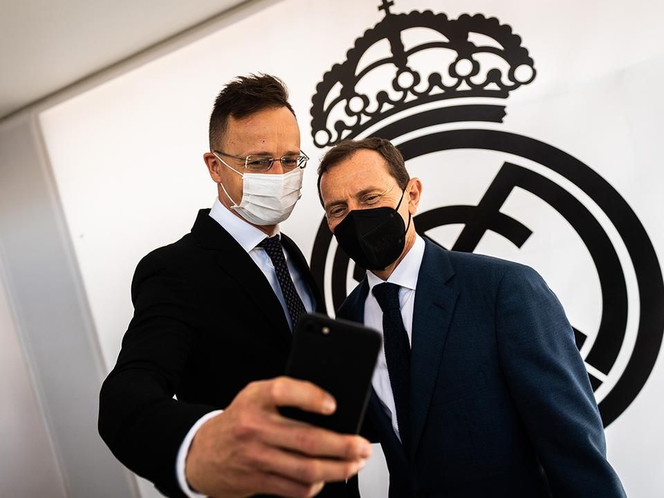 Szijjártó Péter külügyminiszter Emilio Butraguenóval, a Real Madrid nemzetközi igazgatójával készít közös fotót (Fotó: KKM/Borsos Mátyás)
