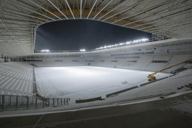 A Nagyerdei Stadion első teljes világításpróbája, havas kulisszákkal (Fotó: MTI)