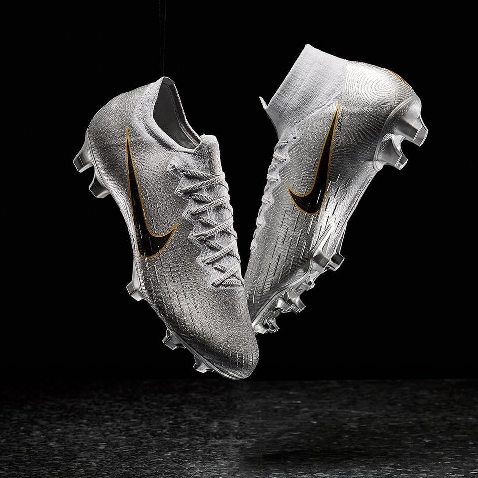 Különleges cipőt kapott a Nike-tól az Aranylabdáért Modric (Fotó: footyheadlines.com)